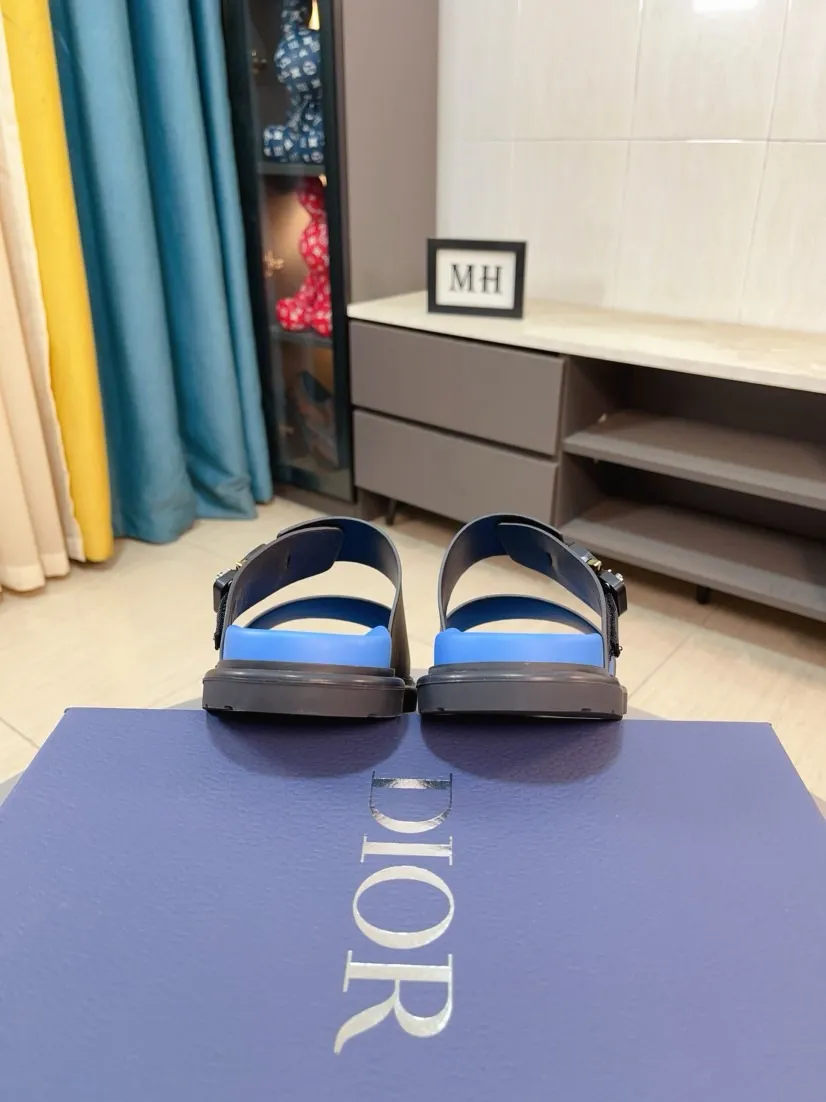 Men's Men's Shoes 💰320🌸🌸Dior Aqua Men's Sandals Slippers. Showcasing Dior haute couture design. The Dior gray suede strap is accented with an aluminum Dior buckle for added style. Paired with a comfortable tonal notch sole, they pair easily with shorts or jeans for a sophisticated look. Main body: suede cow leather, technical fabric lining: cow leather, with adjustable straps, aluminum Dior buckle, Dior gray EVA insole, tonal notch rubber outsole splicing structure👌👌size: 38-44 (45.46 customized)